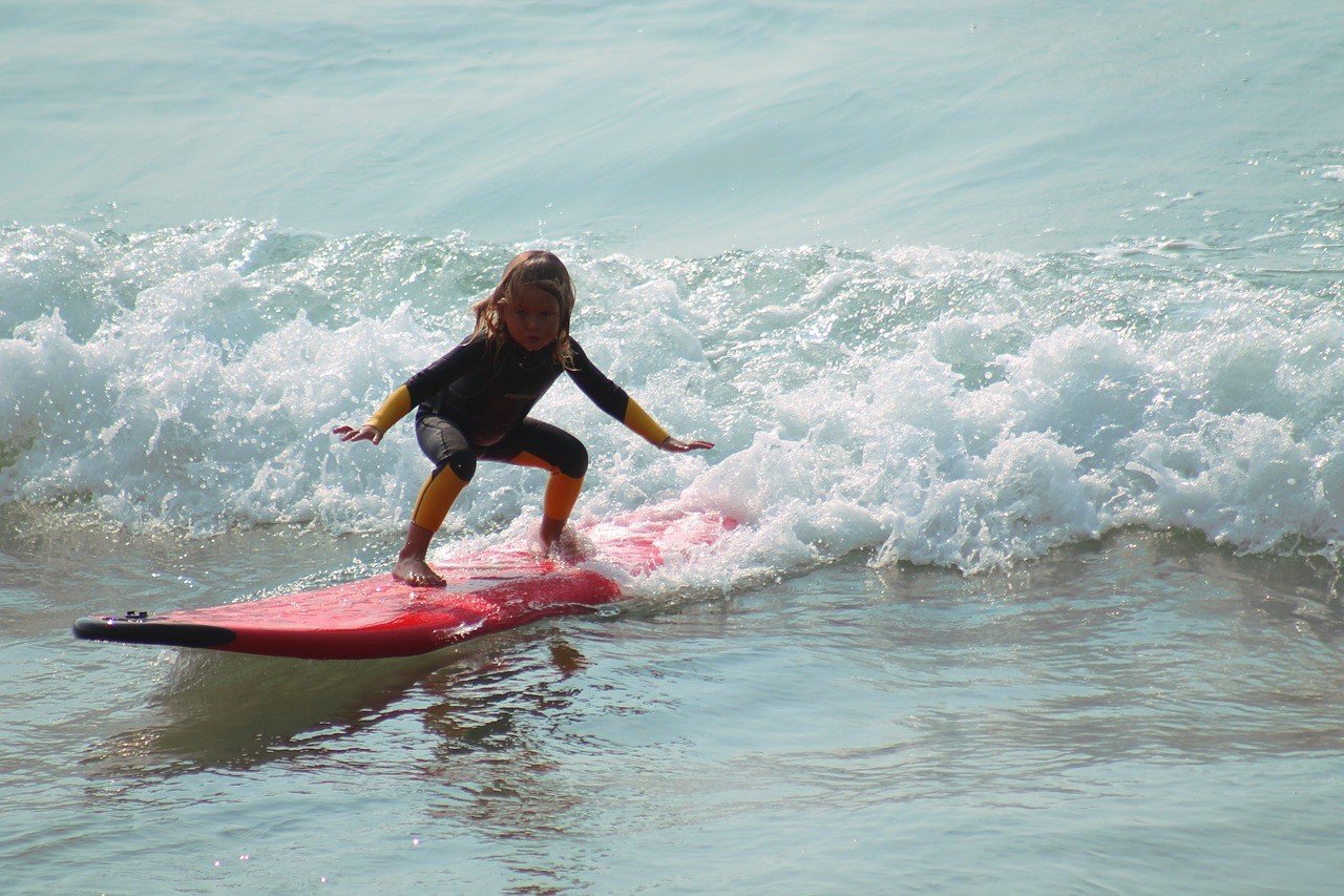 Attività sportive per bambini sulla spiaggia per tutto l’inverno